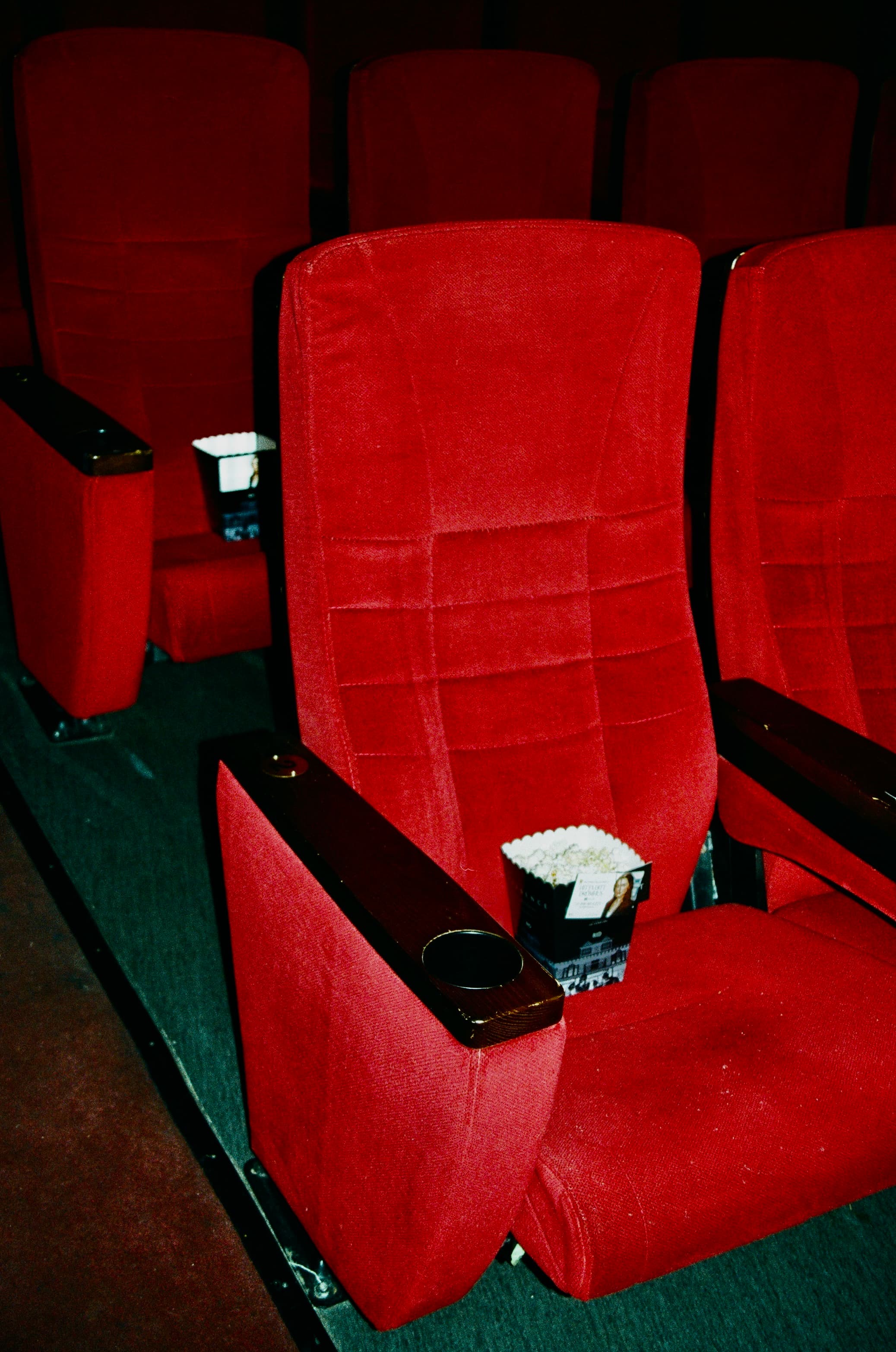 Röd biofåtölj med popcorn på Bio Rio