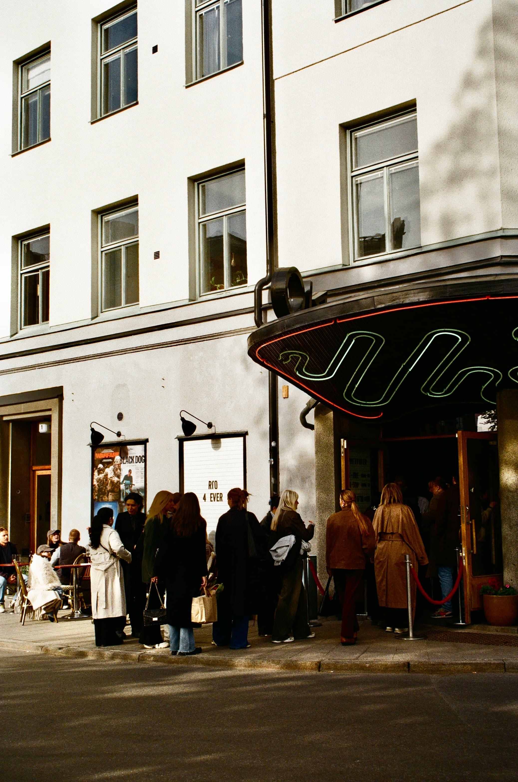 Bio Rios entré med neonskylt i Hornstull, Stockholm